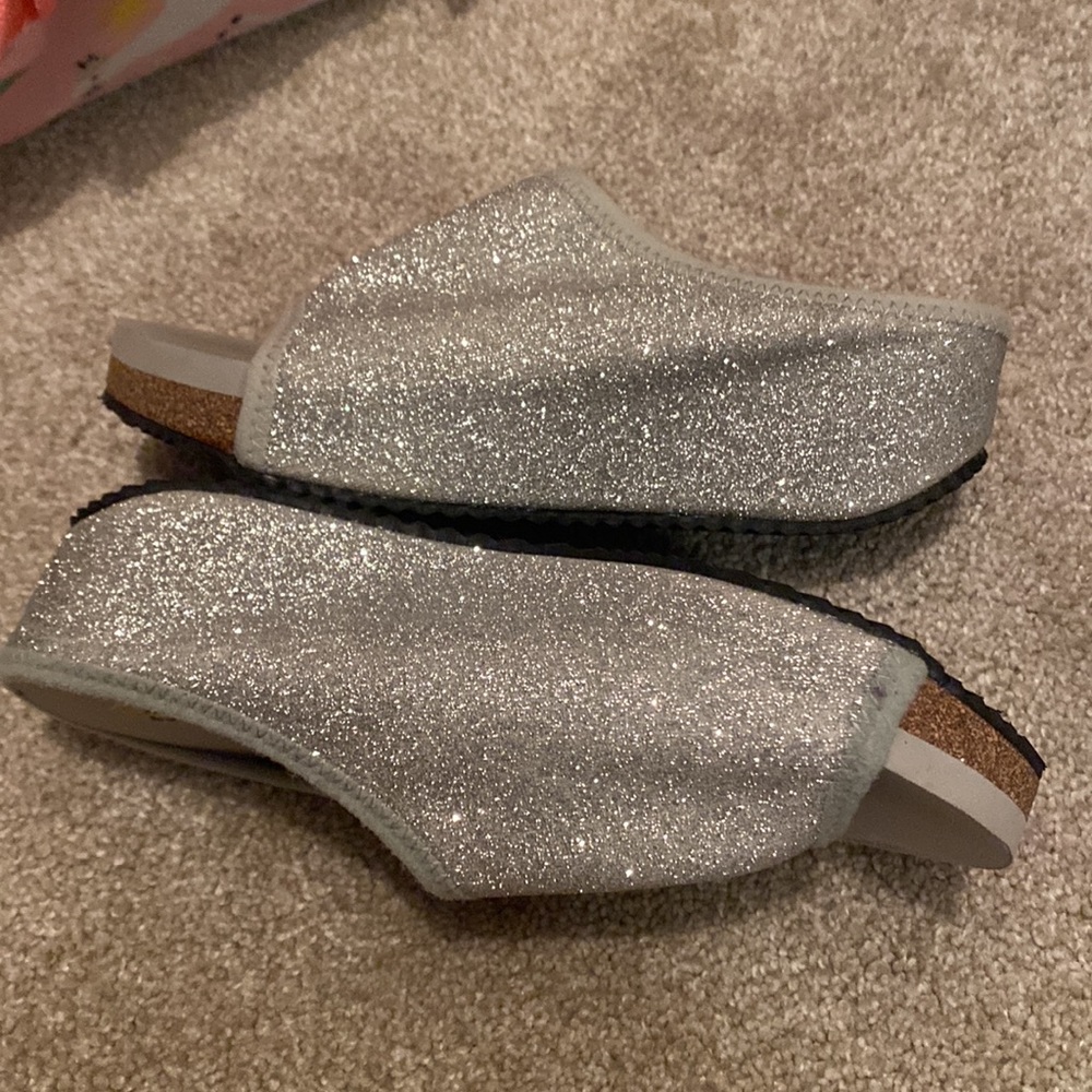 Girls Volatile Slip ons. - Picture 5 of 6